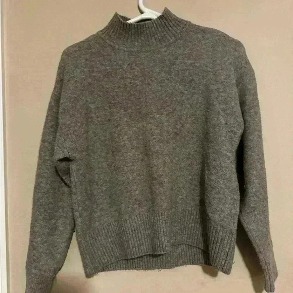 H  & M sweater - Picture 3 of 3